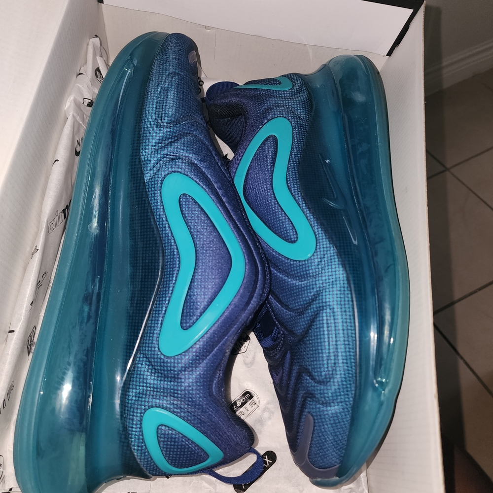 NIKE Air Max 720